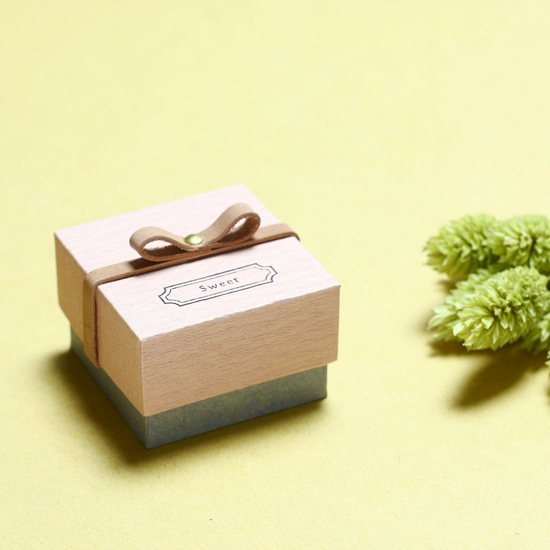 Sweet // Sakura pink ) Giftbox Leather ribbon 気持ちを伝える小さな箱 - 包装材料 - 纸 粉红色
