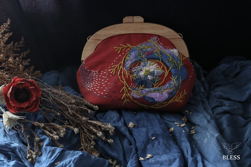 红色羊毛毡刺绣木制口金包 - 侧背包/斜挎包 - 棉．麻 