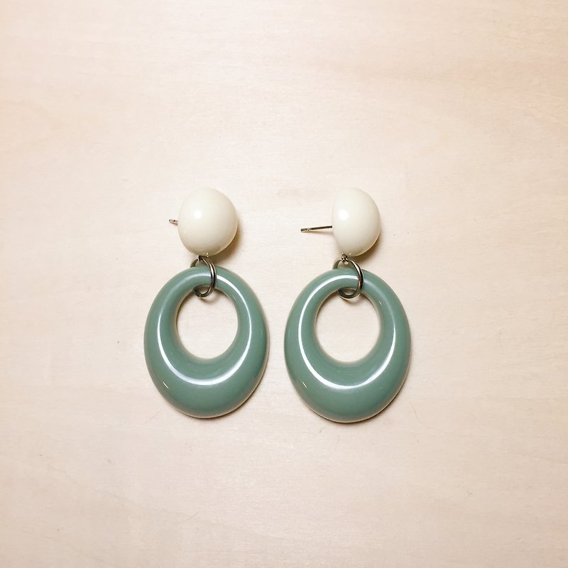 复古撞色绿白椭圆圈圈耳环 - 耳环/耳夹 - 树脂 绿色