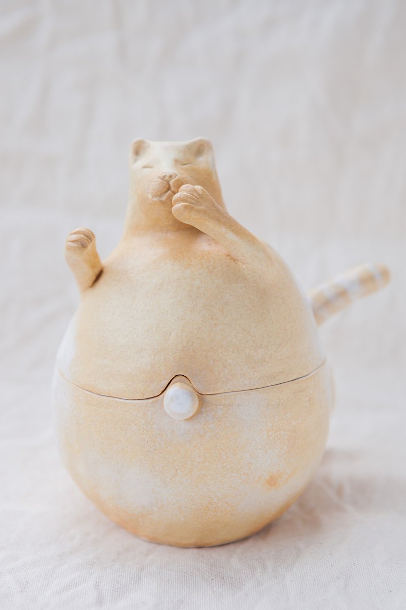 【细雨手作工坊】手捏陶-[凸肚脐胖猫]盖杯 - 茶具/茶杯 - 瓷 黄色