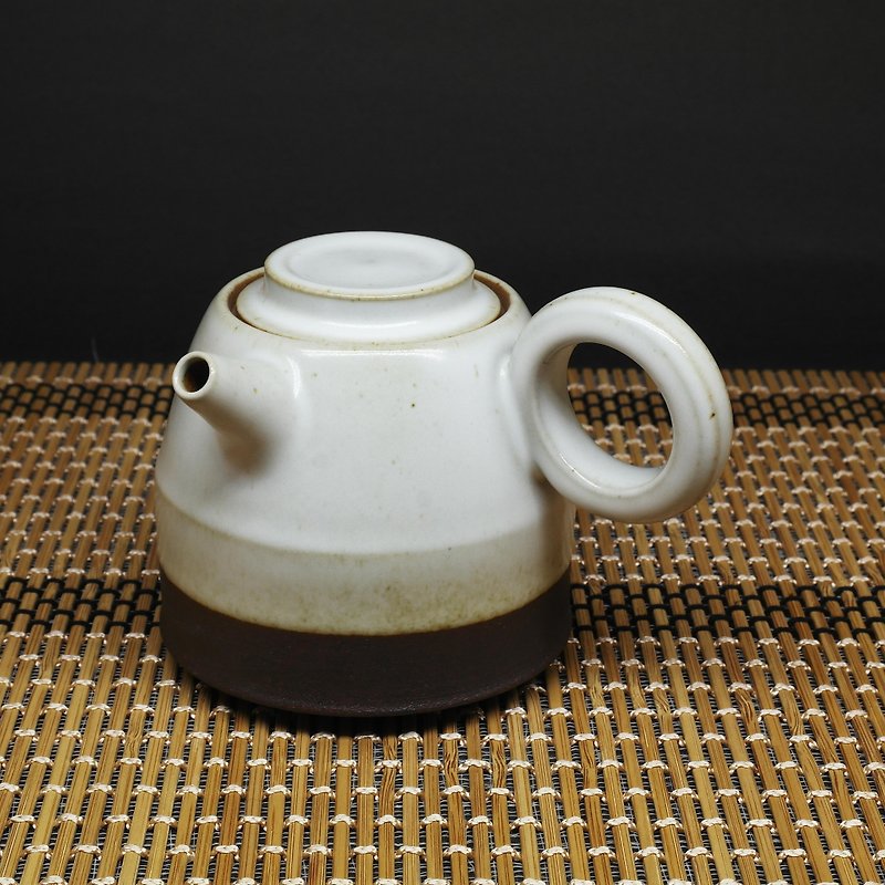 润白釉炮管嘴桶身环形侧把茶壶 手作陶艺 茶道具 - 茶具/茶杯 - 陶 白色