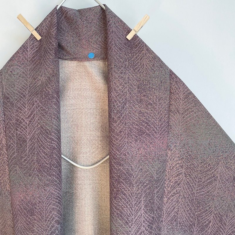 受注制作 | さんかく羽織 シルクウール 紫に若松文 ブローチ付き - 女装上衣 - 羊毛 紫色
