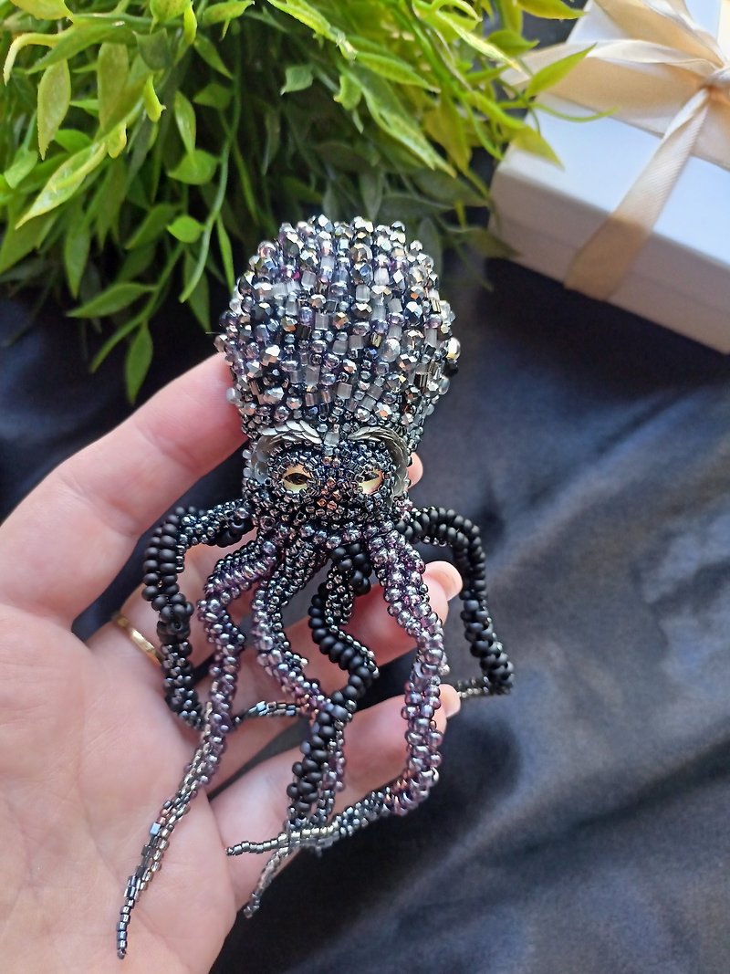 Octopus pin brooch, a unique marine decoration, a personal gift to a friend - 胸针 - 其他材质 灰色