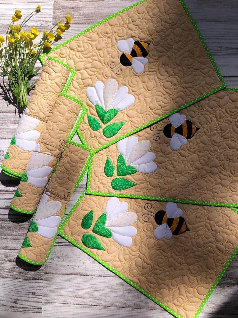 Quilted bee and flower placemats, Set of 6, Mothers Day gift, Easter tablecloth - 餐垫/桌巾 - 棉．麻 多色