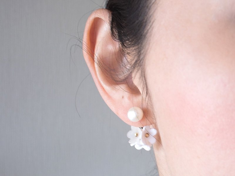 淡水パールと花のバックキャッチピアス/白 - 耳环/耳夹 - 粘土 白色