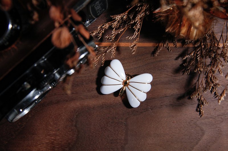 【古董饰品/西洋老件】美国Trifari优雅白蝴蝶古董胸针 - 胸针 - 其他金属 白色