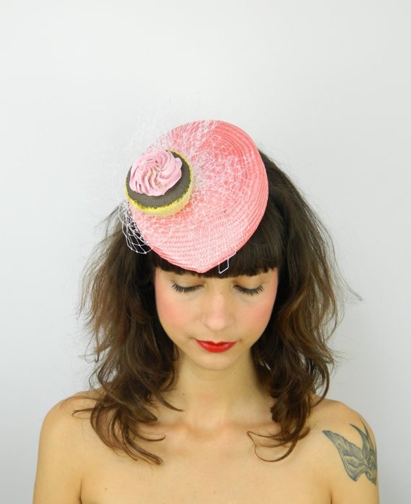 Pillbox Hat Fascinator Headpiece in Coral with Pink Cupcake and White Veil, Birthday Cockatil Party Hat, Statement Occasion Hair Accessory - 帽子 - 其他材质 粉红色