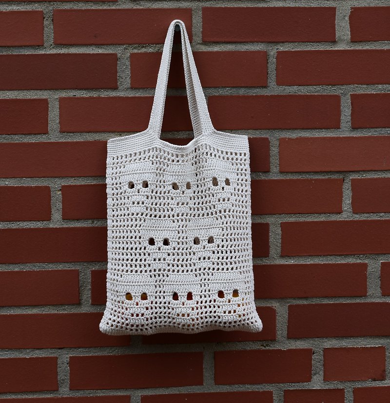 Tote bag with skull motifs, gothic bag, shoulder bag, trendy crochet bag - 手提包/手提袋 - 棉．麻 白色