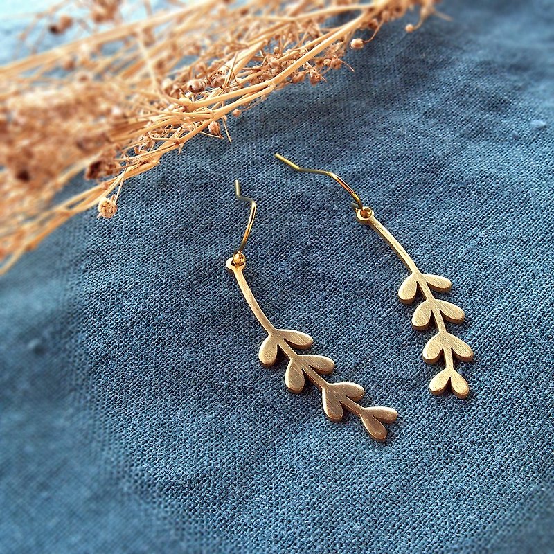 Dischidia leaves brass earrings (Handmade) - 耳环/耳夹 - 铜/黄铜 金色