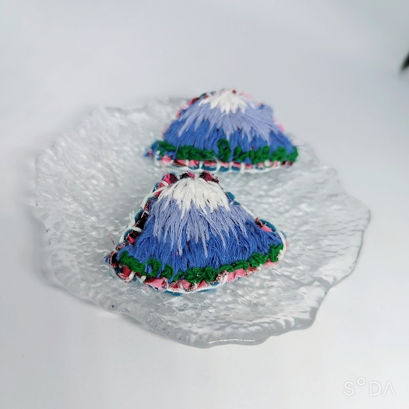 富士山モチーフ刺繍ピアス - 耳环/耳夹 - 绣线 蓝色