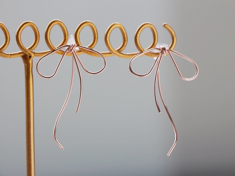 14kgf-Rose gold simple curve asymmetry ribbon pierced earrings 可換耳夾 - 耳环/耳夹 - 其他金属 金色