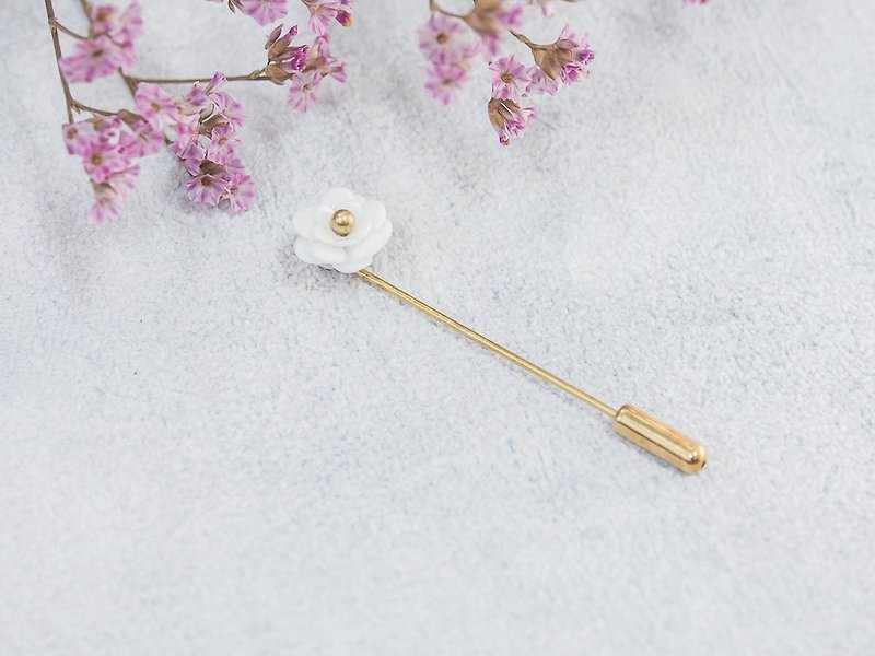 Plum ~ white porcelain flower brooch pin ~ size Mini - 胸针 - 陶 白色