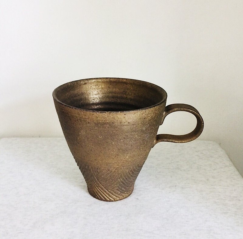 古铜金细刻纹咖啡杯 - 咖啡杯/马克杯 - 陶 金色