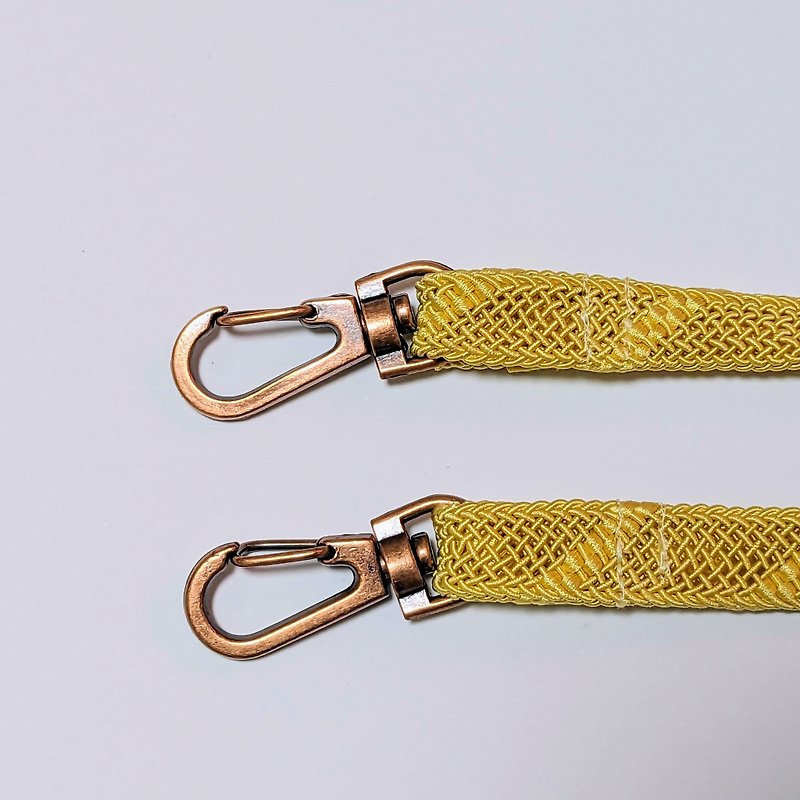 着物リメイク　帯締めで作ったスマホショルダー、スマホストラップ - 挂绳/吊绳 - 丝．绢 黄色