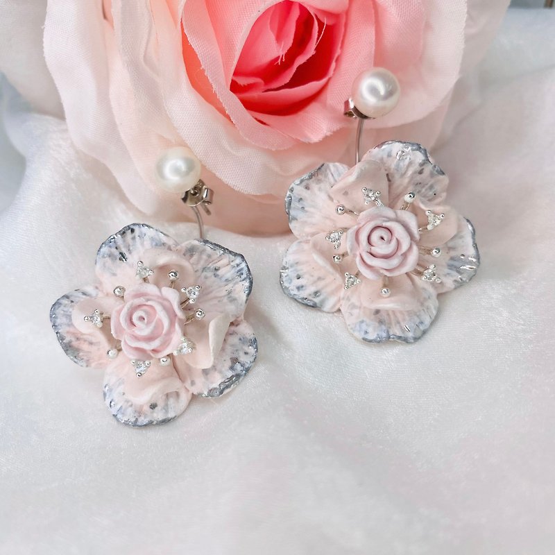 珍珠淡雅象牙粉玫瑰花黏土耳环 - 耳环/耳夹 - 粘土 粉红色