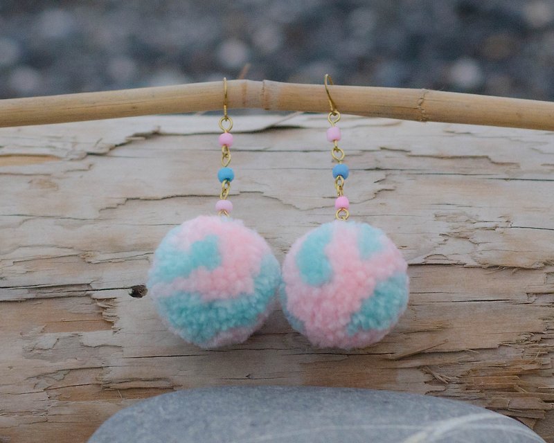 【草莓天空】毛球、琉璃珠耳环、可改夹式 - 耳环/耳夹 - 棉．麻 粉红色