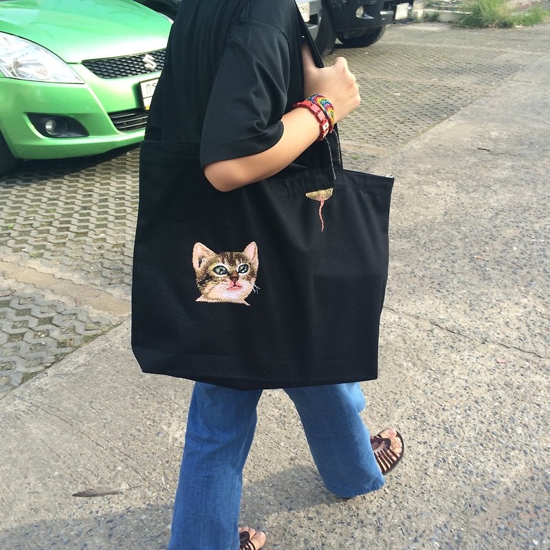 Tote bag handmade( Meow) กระเป๋าผ้าปัก(เหมียว) - 侧背包/斜挎包 - 绣线 黑色