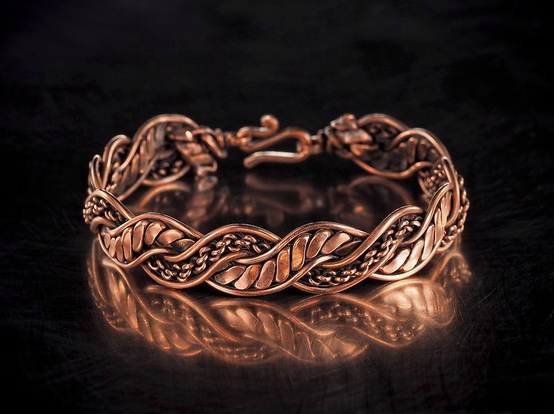 独特的钢丝缠绕纯铜手链。 绞合线手镯。 七周年礼物。 手工铜首