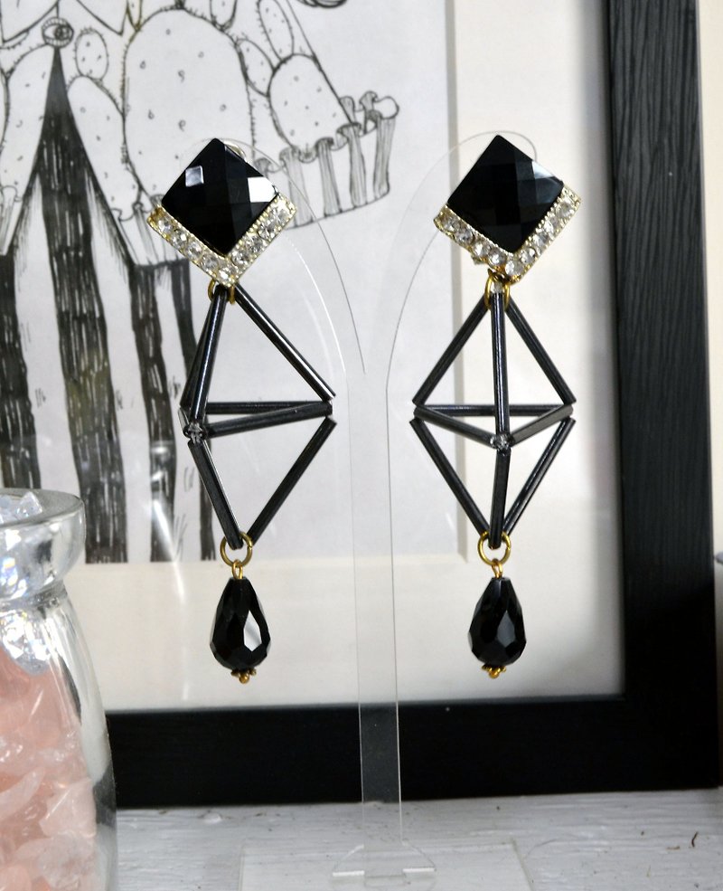 TIMBEE LO 黑色玻璃管串珠 几何立体形状耳环 - 耳环/耳夹 - 玻璃 黑色