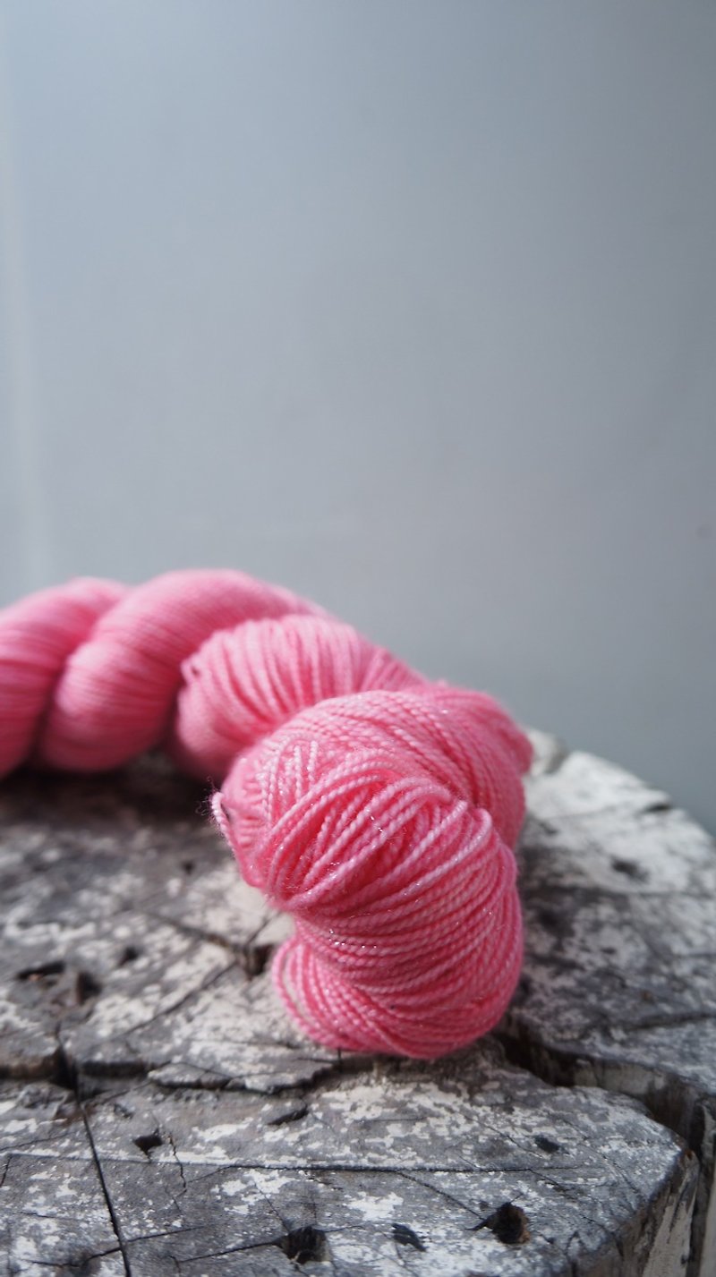 手染线。红樱(火花) - 编织/刺绣/羊毛毡/裁缝 - 羊毛 