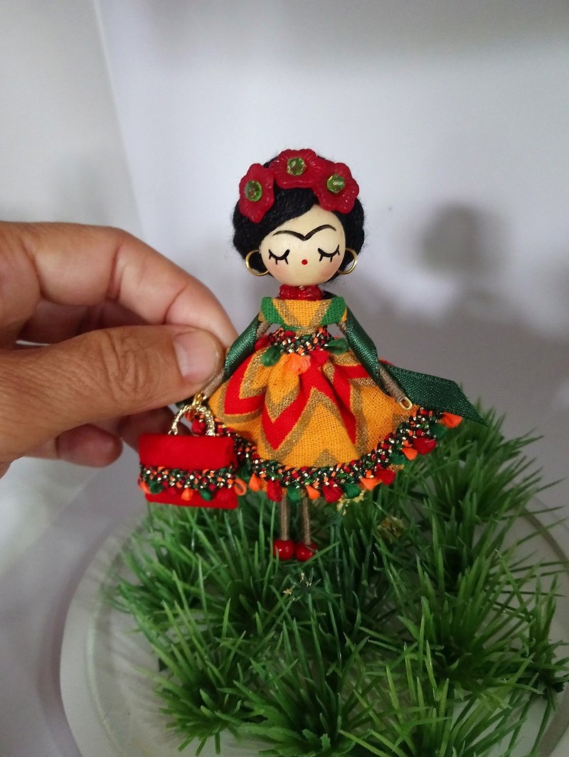 Brooch doll Frida Kahlo - 胸针 - 木头 红色