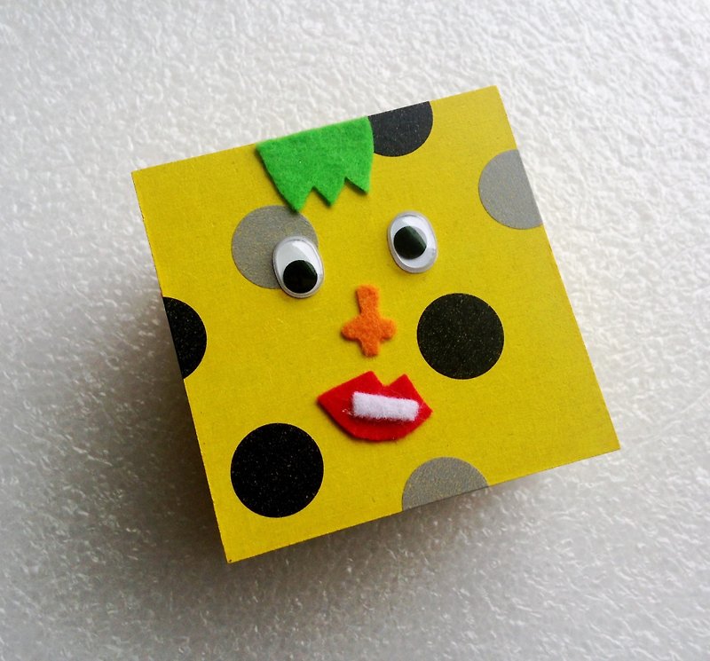 嘴歪眼斜的 正方形 礼物盒 (黄色下标区) - 包装材料 - 其他材质 黄色