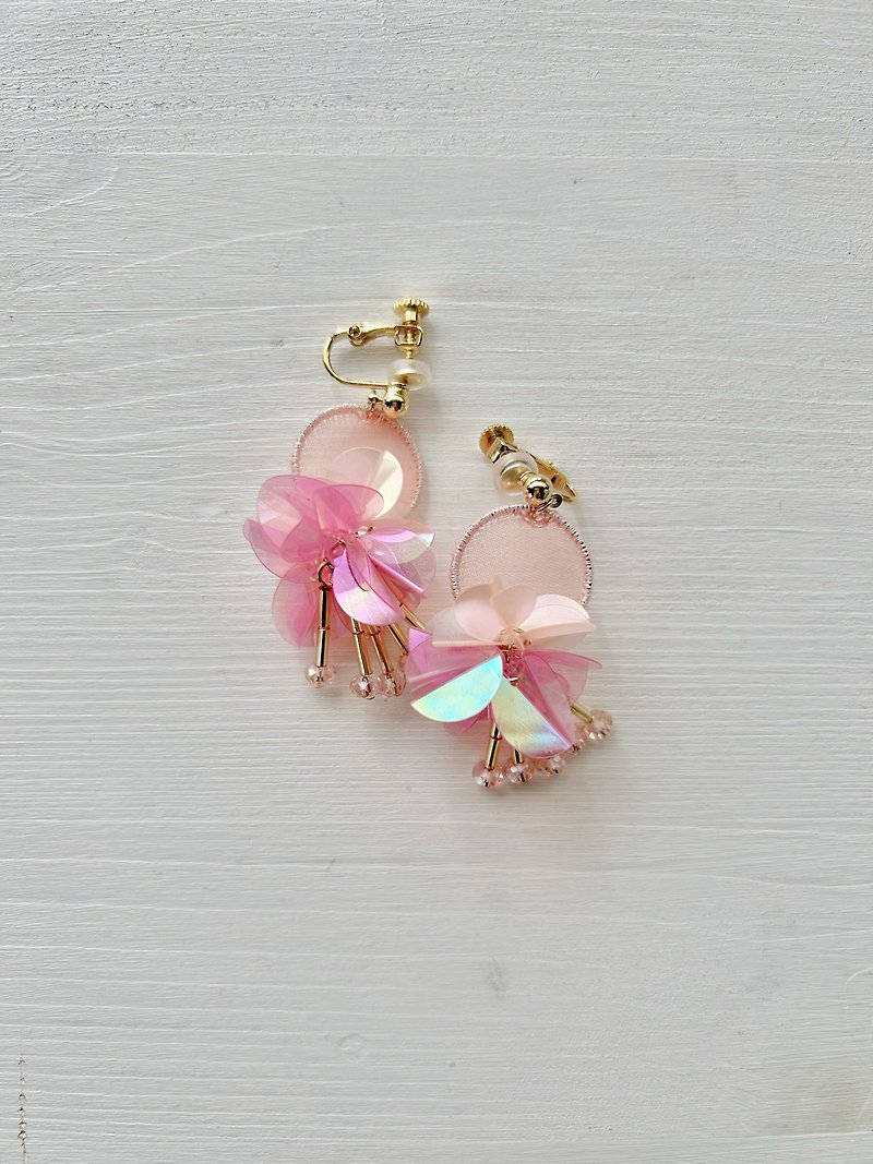 オーガンジー刺繍の耳飾り【桃子】 - 耳环/耳夹 - 绣线 粉红色