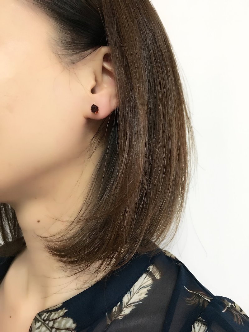 Rhodolite Garnet stud-earring - 耳环/耳夹 - 宝石 红色
