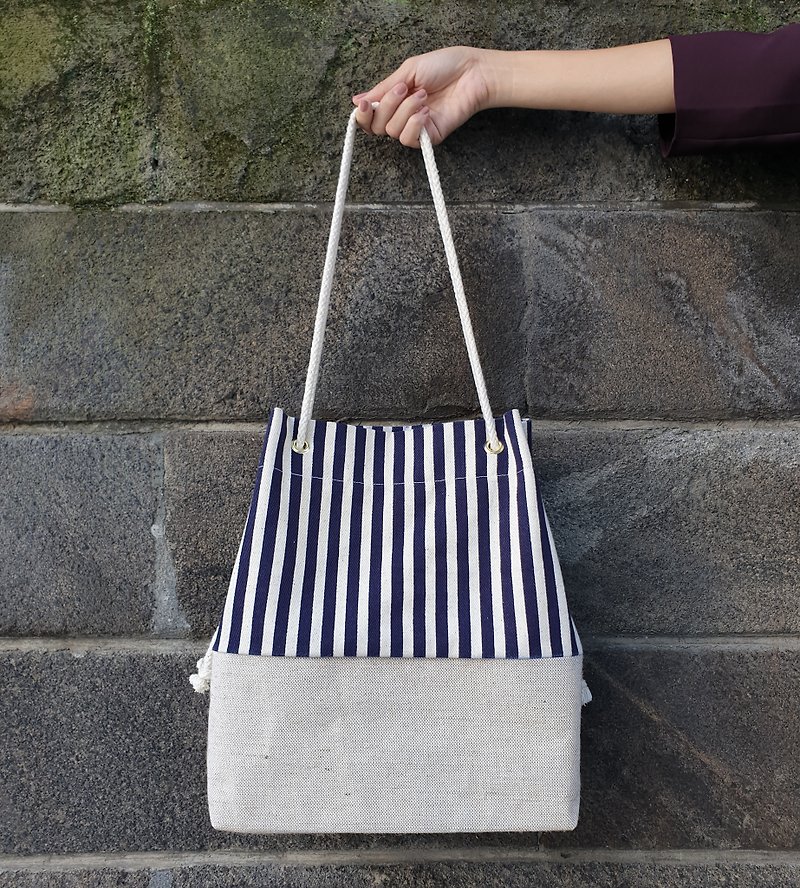 Beach tote bag, shopping bag, with adjustable handle - Navy stripes - 手提包/手提袋 - 棉．麻 