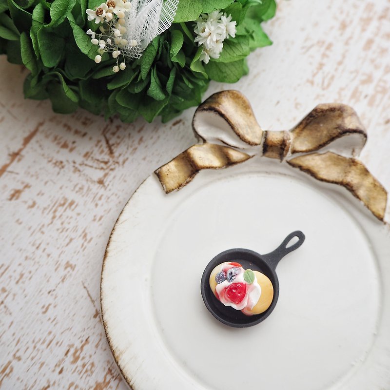 miniature bread /Berry pancake - 胸针 - 粘土 红色