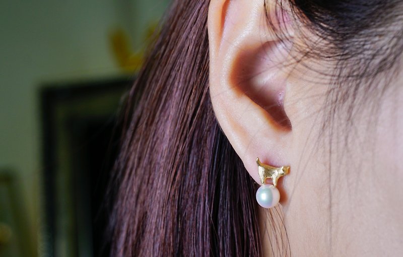 【喵星人系列】原创18K金 天然海水珍珠不对称设计耳钉 - 耳环/耳夹 - 贵金属 金色