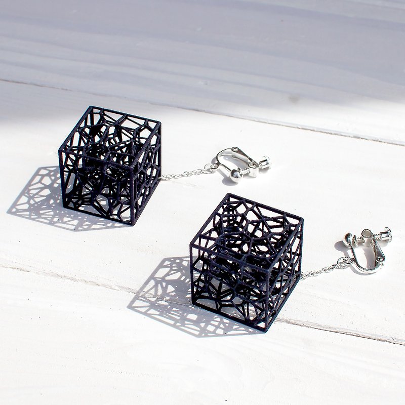 塑料 耳环/耳夹 黑色 - ボロノイ立方体 イヤリング　【数学的・幾何学的でもあり、自然界にも存在する独特の紋様を、立方体の中に再現】