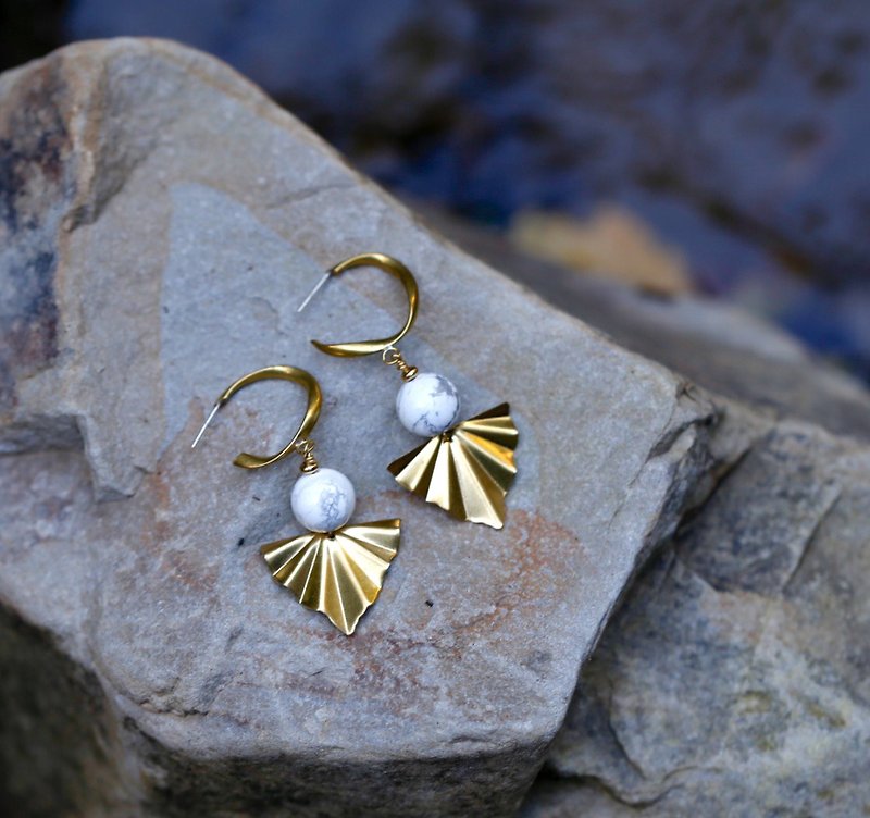 水晶 耳环/耳夹 金色 - ||琴音||天然石纹白松石/黄铜三角扇形造型耳环/可改夹式