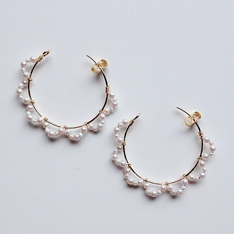 14kgf freshwater pearl AA + vintage pearl scallop hoop pierced earrings耳針 - 耳环/耳夹 - 宝石 白色