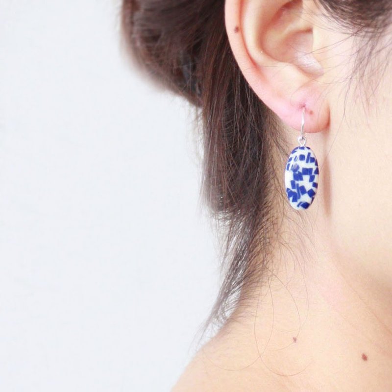 纯银耳勾 陶瓷耳环 钴蓝磨石子耳环 摄氏1270度高温烧制 - 耳环/耳夹 - 瓷 蓝色