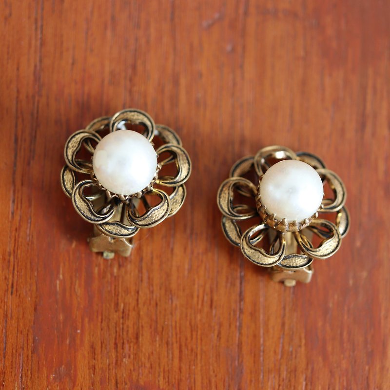 北欧珍珠立体金花夹式老耳环 - 耳环/耳夹 - 其他金属 金色