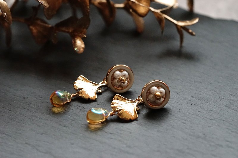 银杏耳环 - 琉璃珠垂吊耳环 (医疗级抗敏钢针 / 耳夹) - 耳环/耳夹 - 琉璃 金色