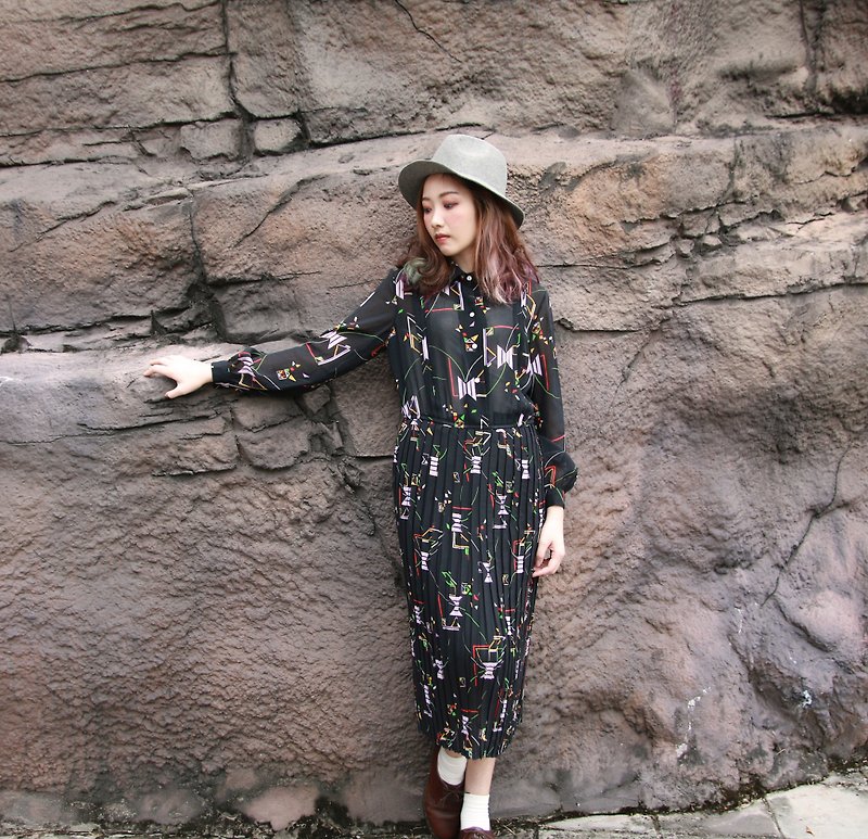 Back to Green:: 丝质洋装 电子成稳黑 微透肤百折 vintage dress （OPD-06） - 洋装/连衣裙 - 丝．绢 黑色