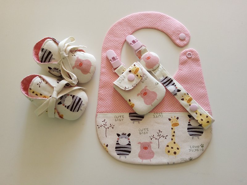 粉里布动物园弥月礼物  婴儿鞋+围兜+奶嘴夹+平安符袋 - 围嘴/口水巾 - 棉．麻 粉红色