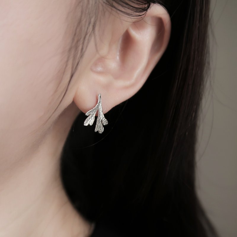 森林系 925纯银 小巧鹿角蕨 不对称 耳环 耳夹 一对 免费送礼包装 - 耳环/耳夹 - 纯银 灰色