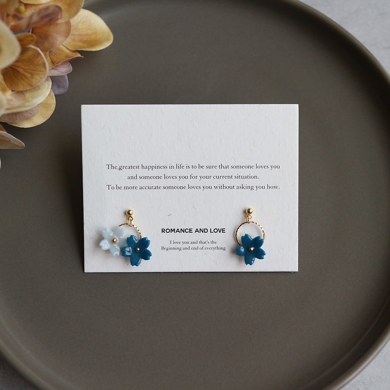 独特礼物 | 蓝色渐层樱花朵浪漫秀气日系耳环可改耳夹 - 耳环/耳夹 - 树脂 蓝色