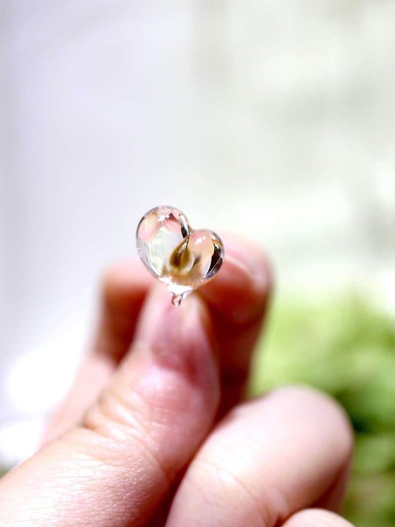 CUORE 透明玻璃耳环 - 灯工 手工烧制玻璃心形耳环 - 耳环/耳夹 - 玻璃 透明