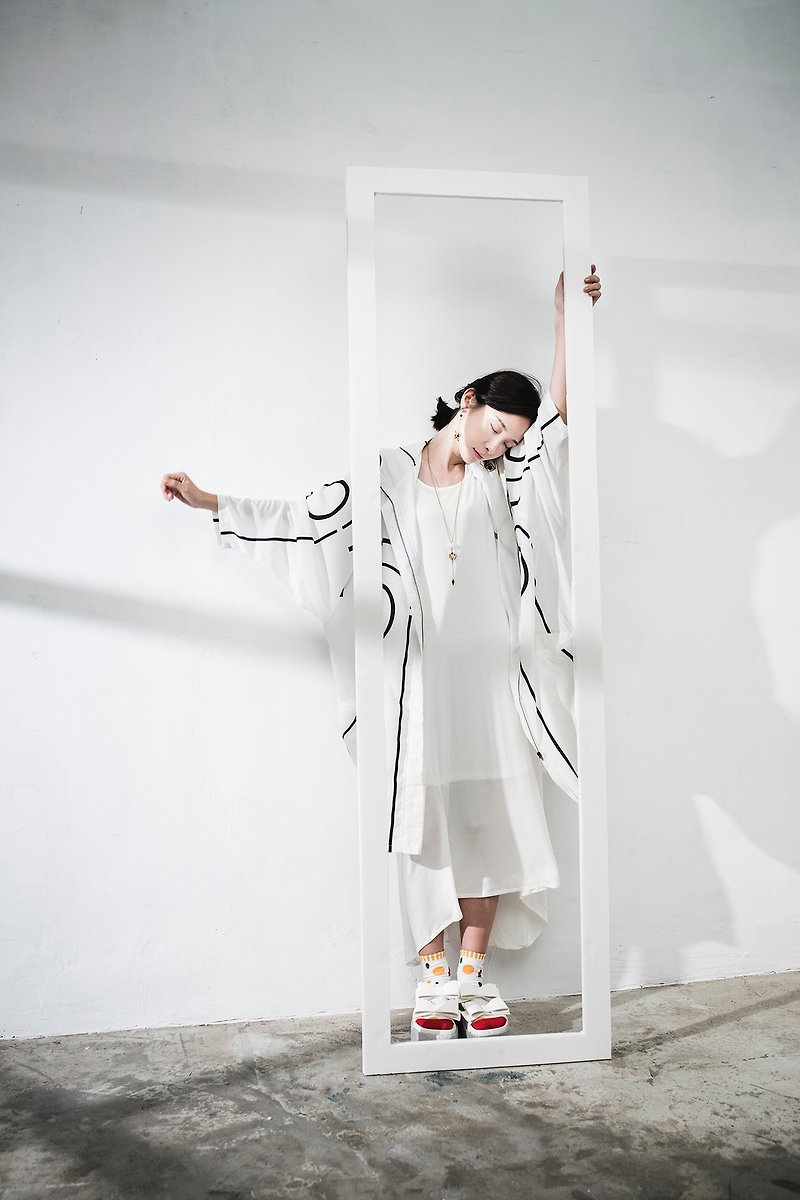 JUBY CHIU / 解构窗框 线条 白色OVERSIZE宽板外套 - 女装休闲/机能外套 - 其他材质 白色