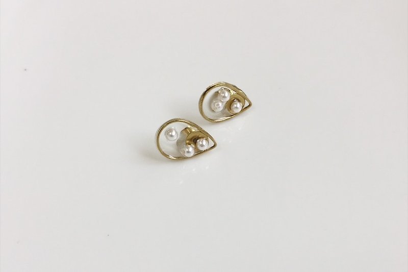 华丽的雨 珍珠黄铜造型耳环 - 耳环/耳夹 - 其他金属 金色
