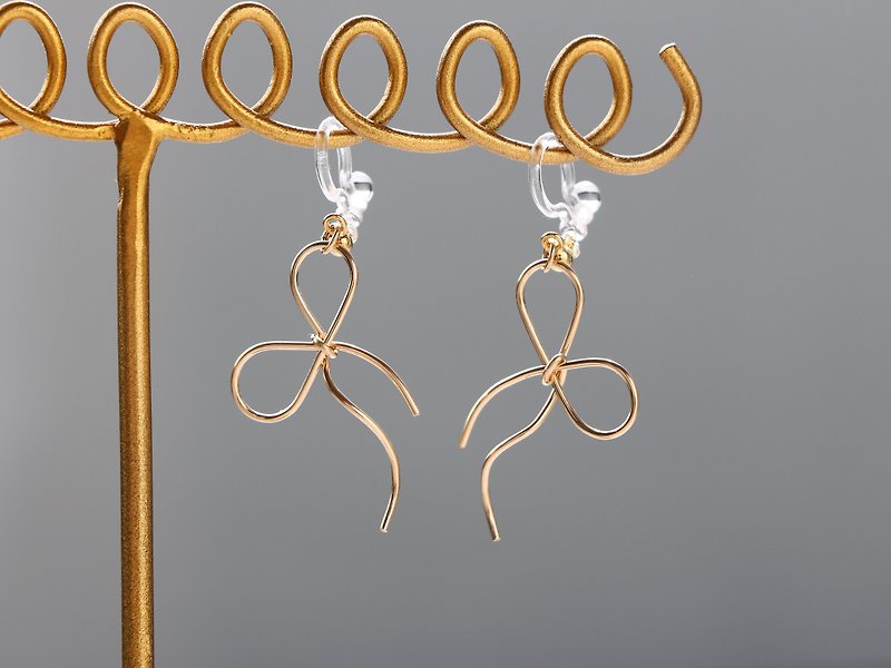 14kgf-simple ribbon clip-on/可換耳針 can change to pierced earrings - 耳环/耳夹 - 其他金属 金色