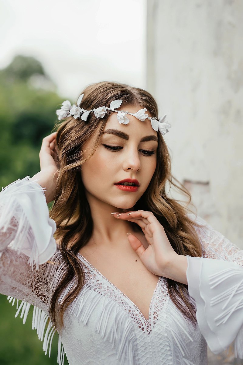 Bridal white flower crown - Boho wedding floral tiara - White hair jewelry