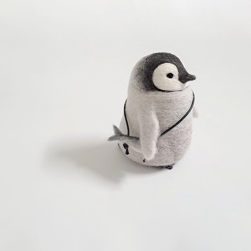 羊毛毡企鹅 一只企鹅背着秋刀鱼 - 玩偶/公仔 - 羊毛 灰色