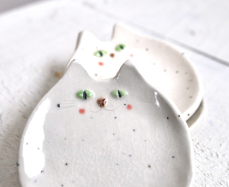 ストーブ前でほっこり猫の小皿 - 花瓶/陶器 - 陶 白色