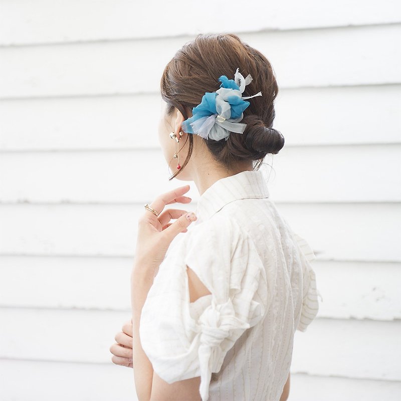 mini || スモーキー|| 彩る咲き編みバレッタ/ヘアクリップ - 发饰 - 聚酯纤维 蓝色
