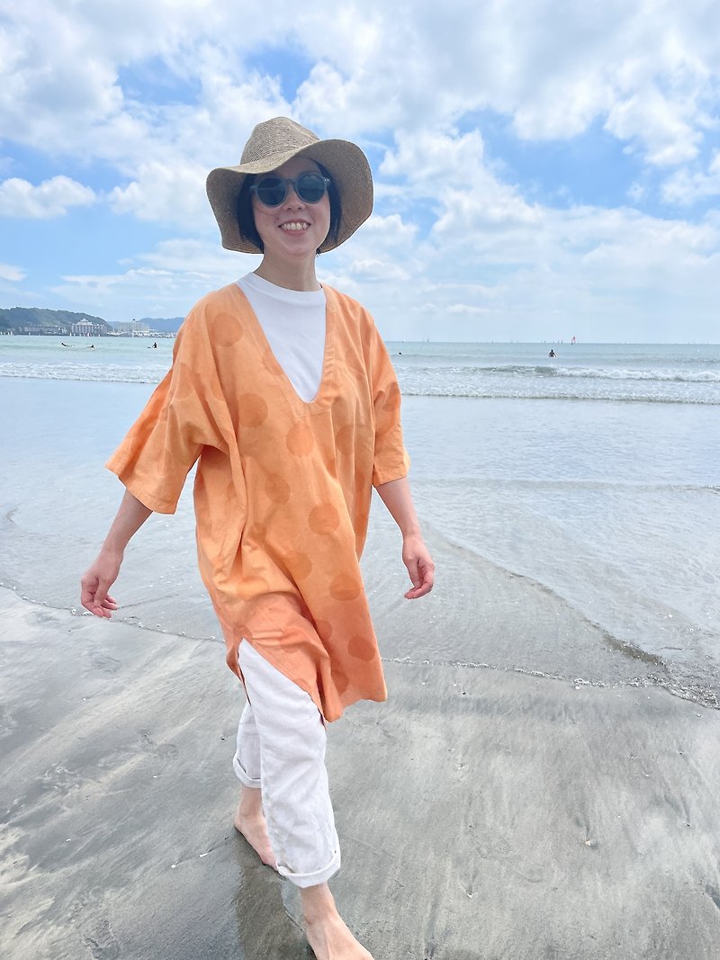 日本製 リラックスムードたっぷりの首元すっきりオーバーサイズの泥染めプルオーバーワンピース - 洋装/连衣裙 - 棉．麻 橘色